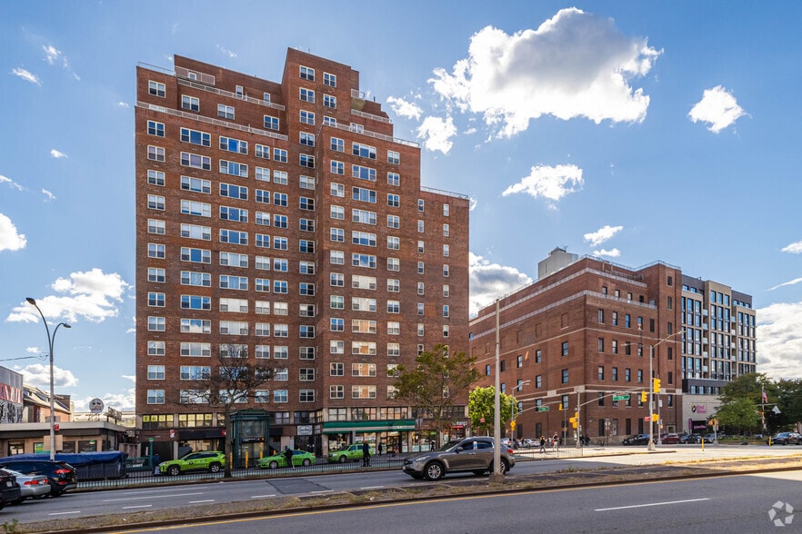 107-40 Queens Blvd, Forest Hills, NY à louer - Photo de l’immeuble – Image 2 sur 7