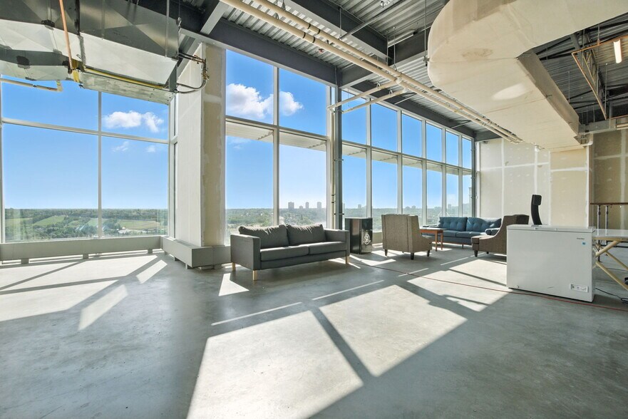 9666-9670 Jasper Av NW, Edmonton, AB à louer - Photo de l’immeuble – Image 2 sur 35