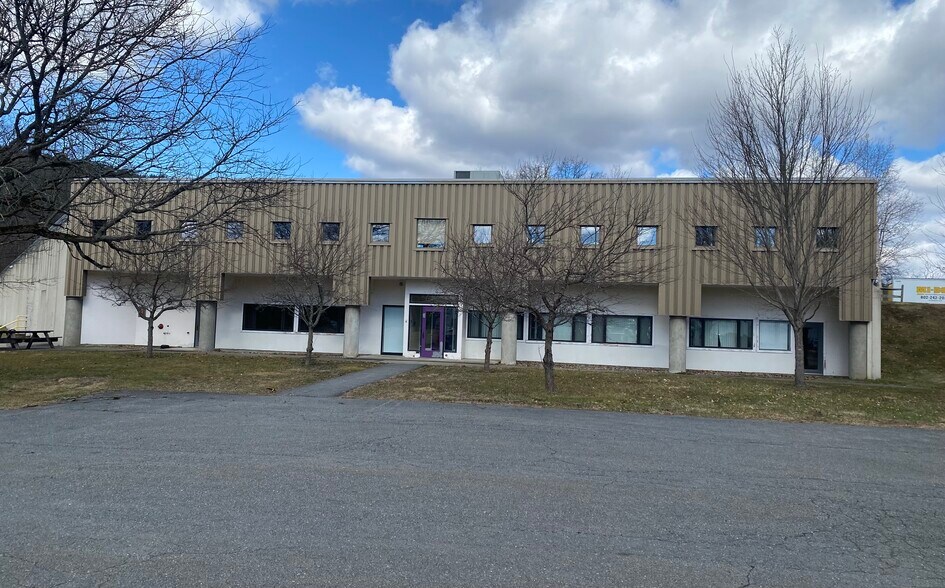 113 Technology Dr, Brattleboro, VT à louer - Photo de l’immeuble – Image 2 sur 12
