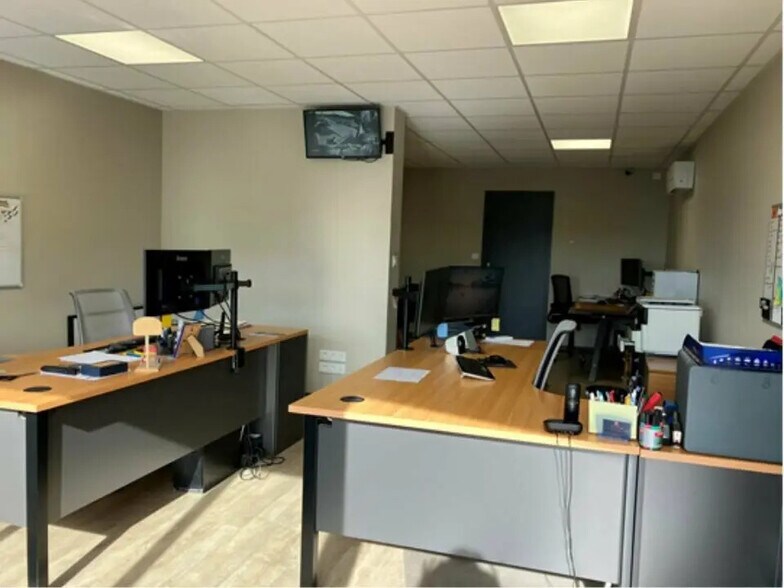 Bureau dans Saint-Restitut à louer - Photo de l’immeuble – Image 2 sur 4