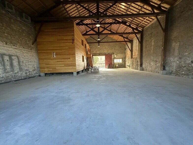 Industriel/Logistique dans Arles à louer - Photo de l’immeuble – Image 1 sur 12