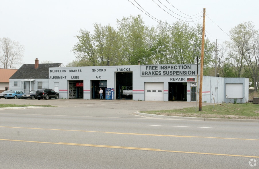 7007 S Cedar St, Lansing, MI à vendre - Photo de l’immeuble – Image 3 sur 3