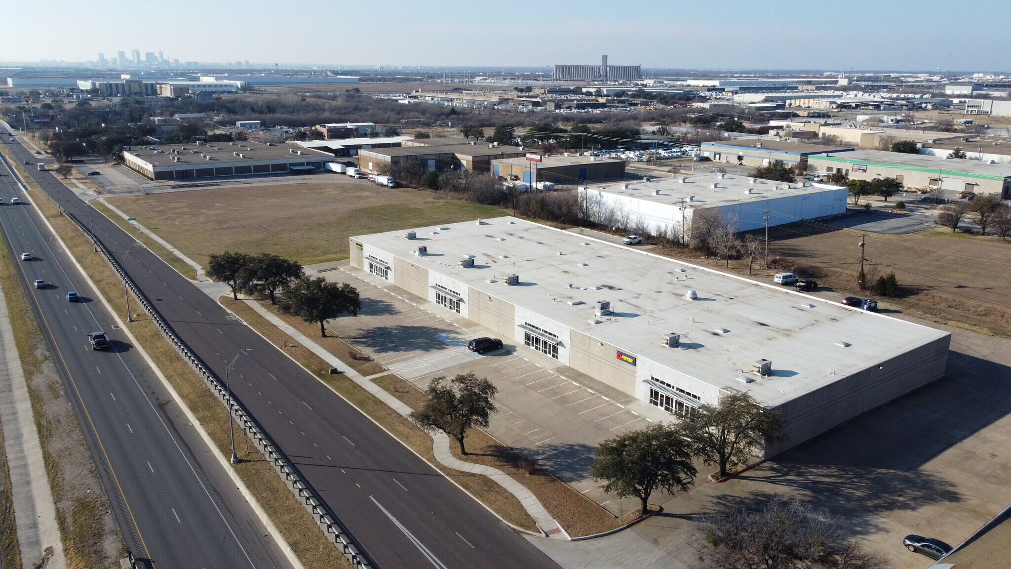 5001 North Fwy, Fort Worth, TX à louer Photo principale– Image 1 sur 9