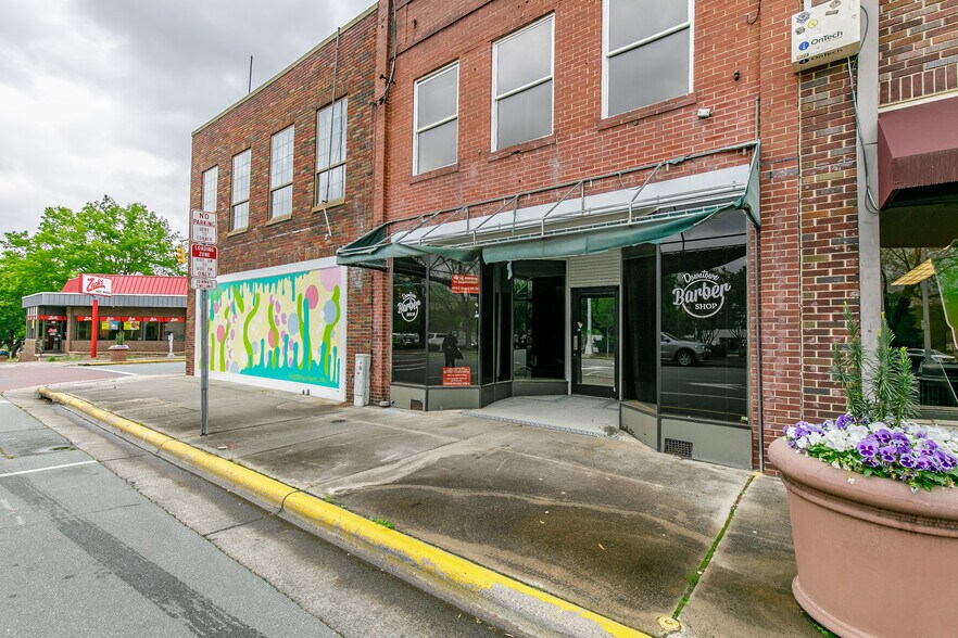 131 W Davis St, Burlington, NC à louer - Photo de l’immeuble – Image 3 sur 16
