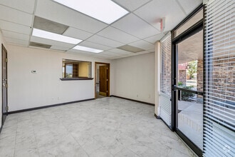 2313 W Arkansas Ln, Pantego, TX à louer Hall d’entrée– Image 2 sur 5