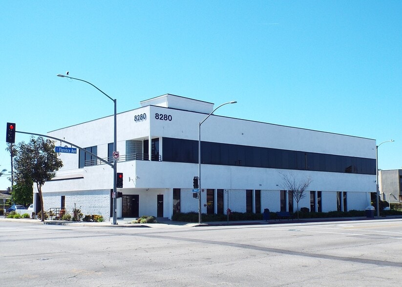 8280 Florence Ave, Downey, CA à louer - Photo de l’immeuble – Image 1 sur 1
