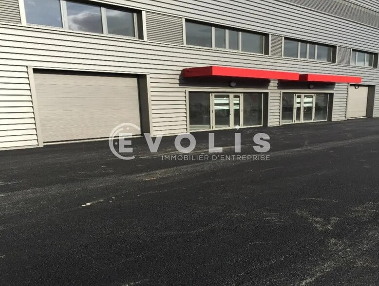 Local d’activités dans Villeneuve-la-Garenne à louer - Photo de l’immeuble – Image 1 sur 12