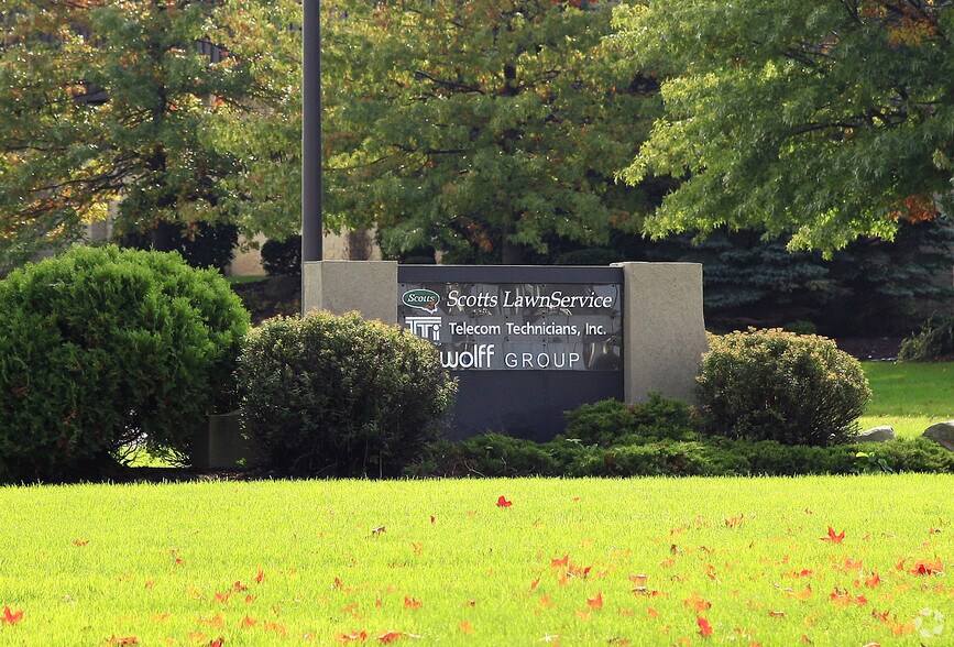 4601 Hinckley Ind Pky, Cleveland, OH à louer - Photo de l’immeuble – Image 3 sur 6