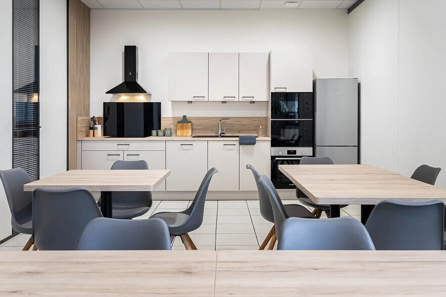 15 Rue Des Frères Lumière, Chassieu à louer - Photo intérieure – Image 3 sur 6