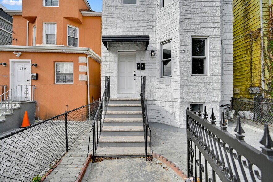 148 S 13th Ave, Mount Vernon, NY à vendre - Photo de l’immeuble – Image 2 sur 35