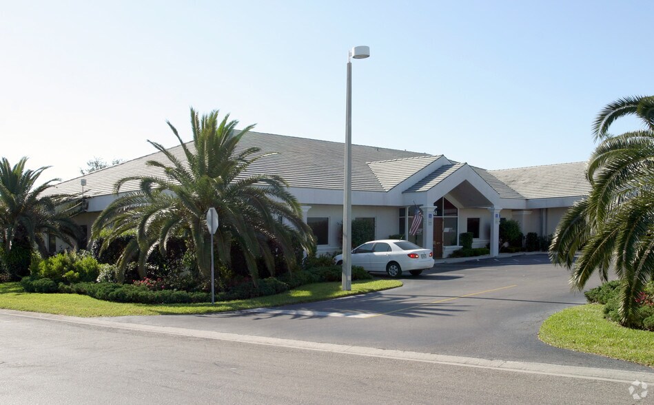 8961 Conference Dr, Fort Myers, FL à louer - Photo de l’immeuble – Image 2 sur 7