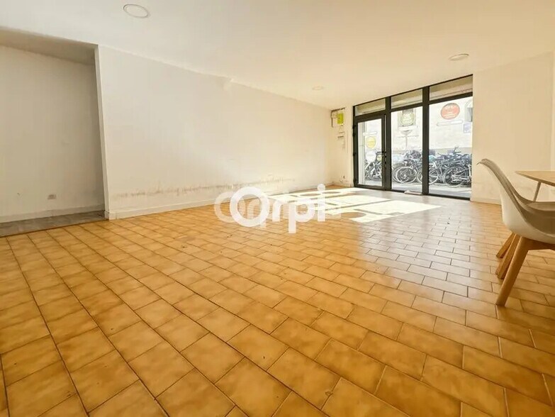 Local commercial dans La Ciotat à louer - Photo de l’immeuble – Image 1 sur 4