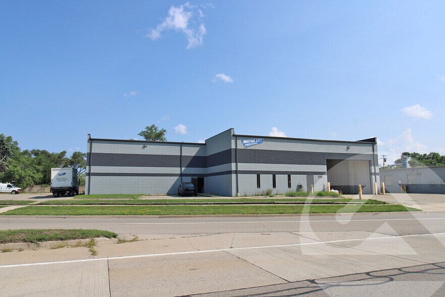 1577 E Ten Mile Rd, Madison Heights, MI à vendre - Photo principale – Image 1 sur 1