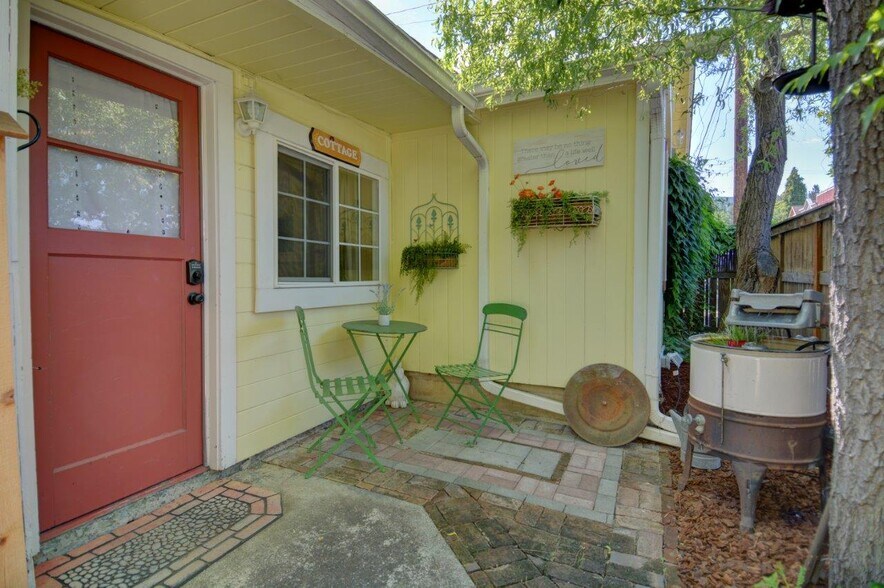 345 N 5th St, Jacksonville, OR à vendre - Photo de l’immeuble – Image 2 sur 10