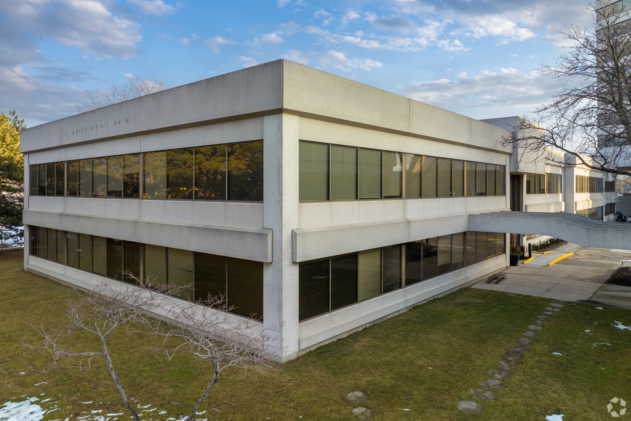 16 Four Seasons Pl, Toronto, ON à louer Photo de l’immeuble– Image 1 sur 6