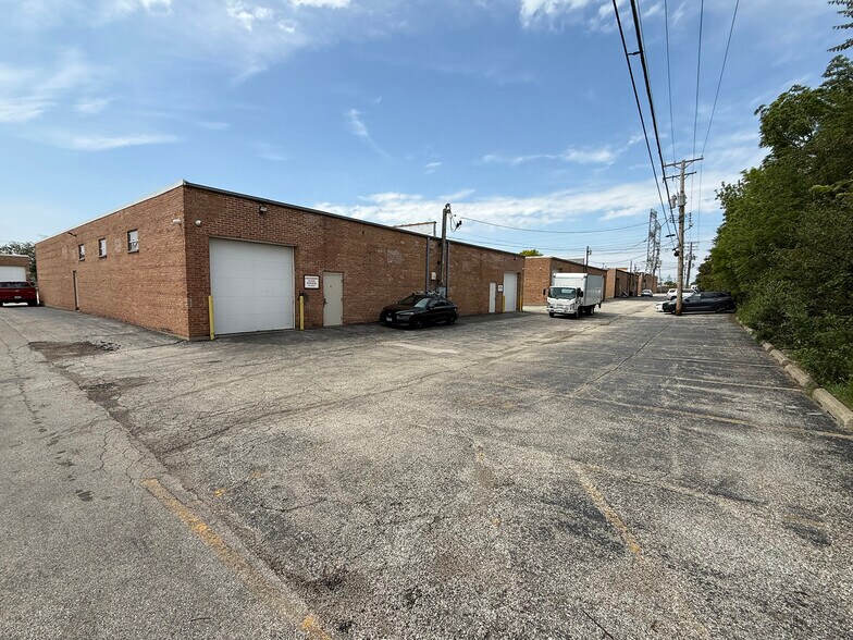 353-355 Crossen Ave, Elk Grove Village, IL à vendre - Photo de l’immeuble – Image 2 sur 11