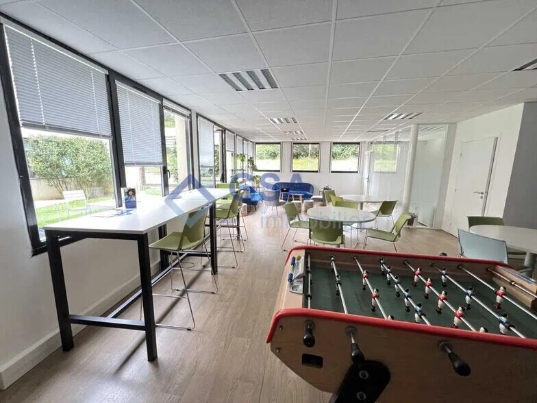 Bureau dans Évry-Courcouronnes à louer - Photo de l’immeuble – Image 3 sur 10