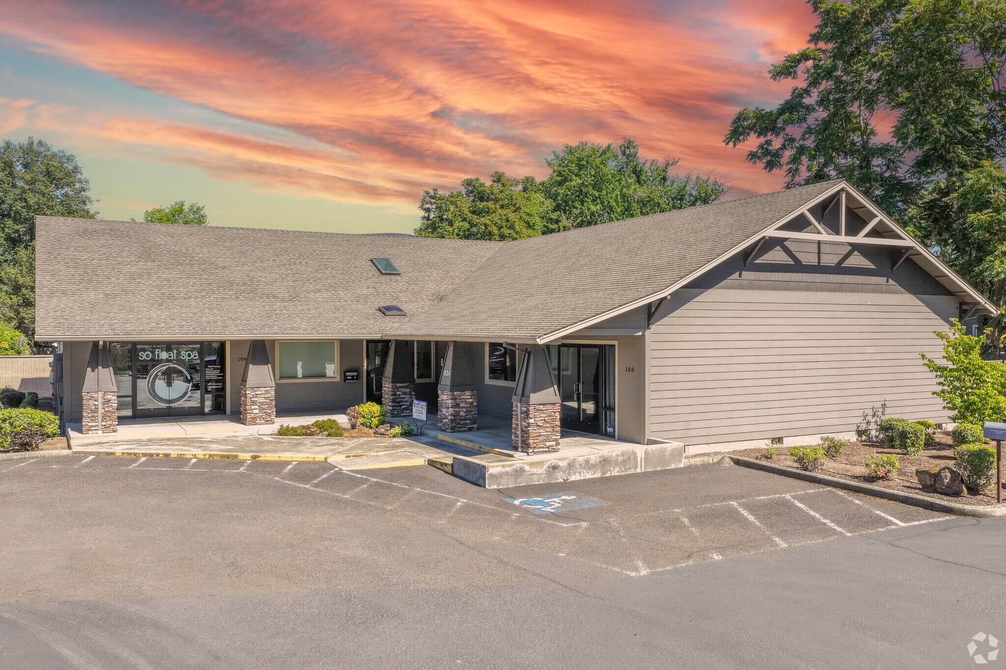 824 E Main St, Medford, OR à louer Photo principale– Image 1 sur 6