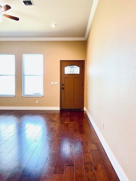 1417 W State Highway 71, La Grange, TX à louer - Photo de l’immeuble – Image 3 sur 22