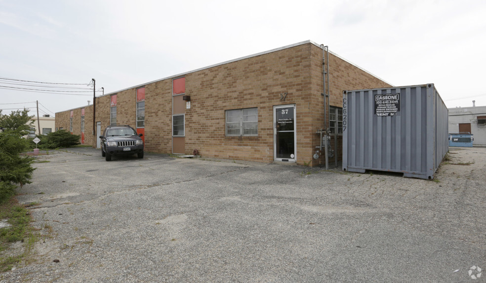 37 Sarah Dr, Farmingdale, NY à louer - Photo de l’immeuble – Image 3 sur 4