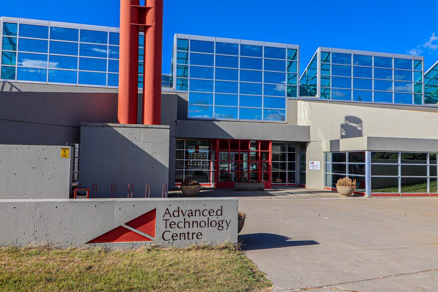 9650 20th Ave NW, Edmonton, AB à vendre - Photo de l’immeuble – Image 2 sur 32