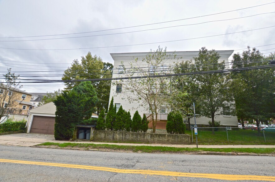 78 Briggs Ave, Yonkers, NY à vendre - Photo de l’immeuble – Image 2 sur 8
