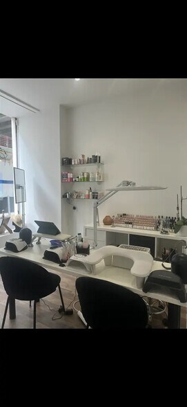 Local commercial dans Paris à louer - Photo de l’immeuble – Image 3 sur 4
