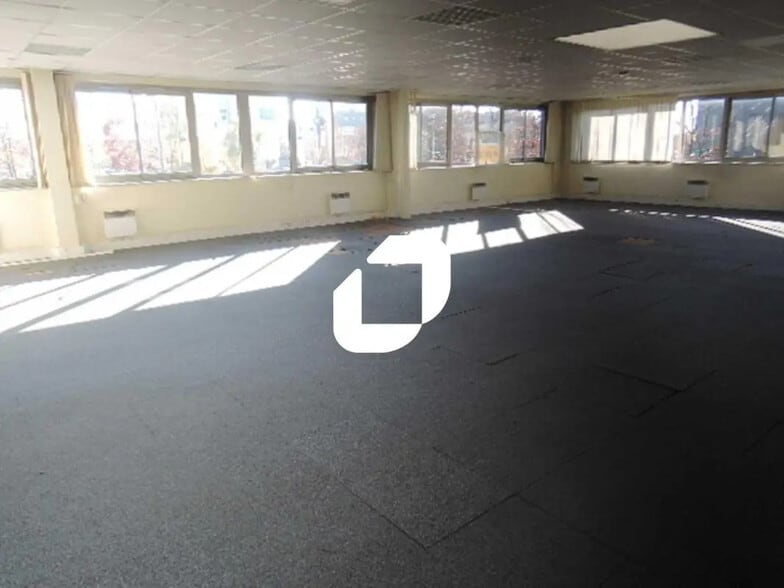 Local d’activités dans Torcy à louer - Photo de l’immeuble – Image 2 sur 11