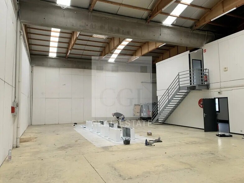 Local d’activités dans Dardilly à louer - Photo de l’immeuble – Image 3 sur 9