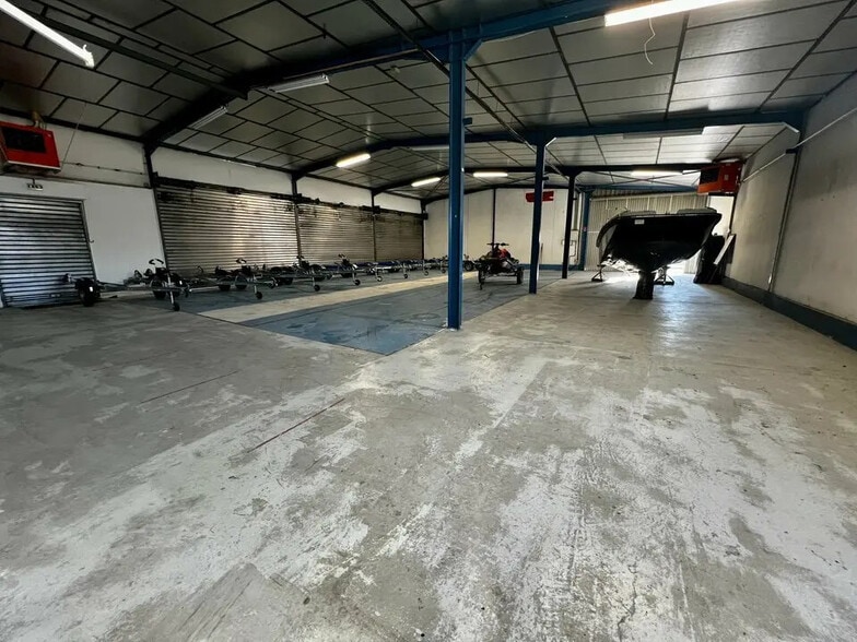 Local commercial dans Le Pontet à louer - Photo de l’immeuble – Image 2 sur 6