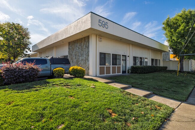 Plus de détails pour 70 Glenn Way, San Carlos, CA - Local d'activités, Industriel/Logistique à louer