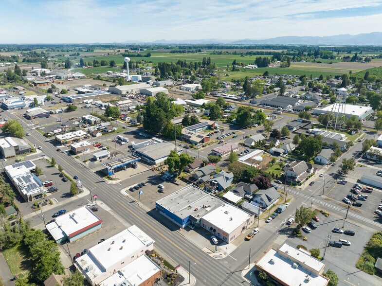 760 Ivy St, Junction City, OR à vendre - Photo de l’immeuble – Image 3 sur 5