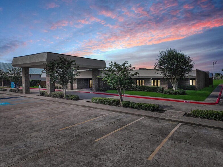 1323 S 27th St, Nederland, TX à vendre - Photo de l’immeuble – Image 1 sur 31