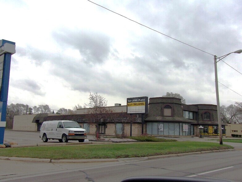 49560 Van Dyke Rd, Shelby Township, MI à louer - Photo de l’immeuble – Image 2 sur 8