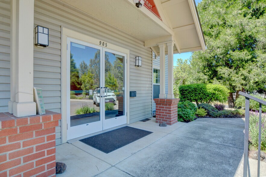905 Skylark Pl, Ashland, OR à vendre - Photo de l’immeuble – Image 2 sur 24