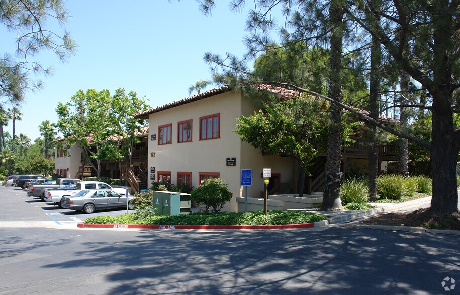 122 Civic Center Dr, Vista, CA à vendre - Photo de l’immeuble – Image 3 sur 7