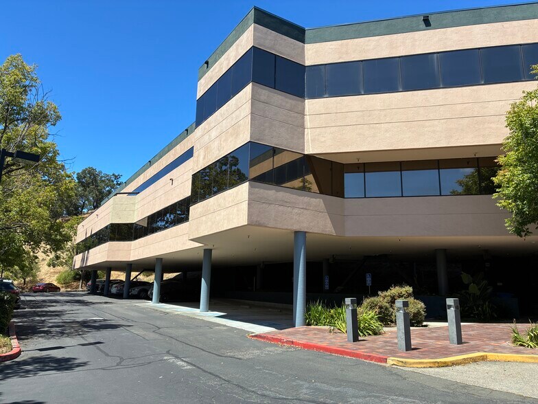 1401 Los Gamos Rd, San Rafael, CA à louer - Photo de l’immeuble – Image 2 sur 15