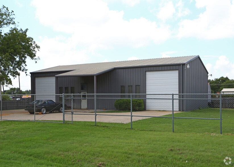 203 N Hampton Rd, Crowley, TX à louer - Photo de l’immeuble – Image 3 sur 9
