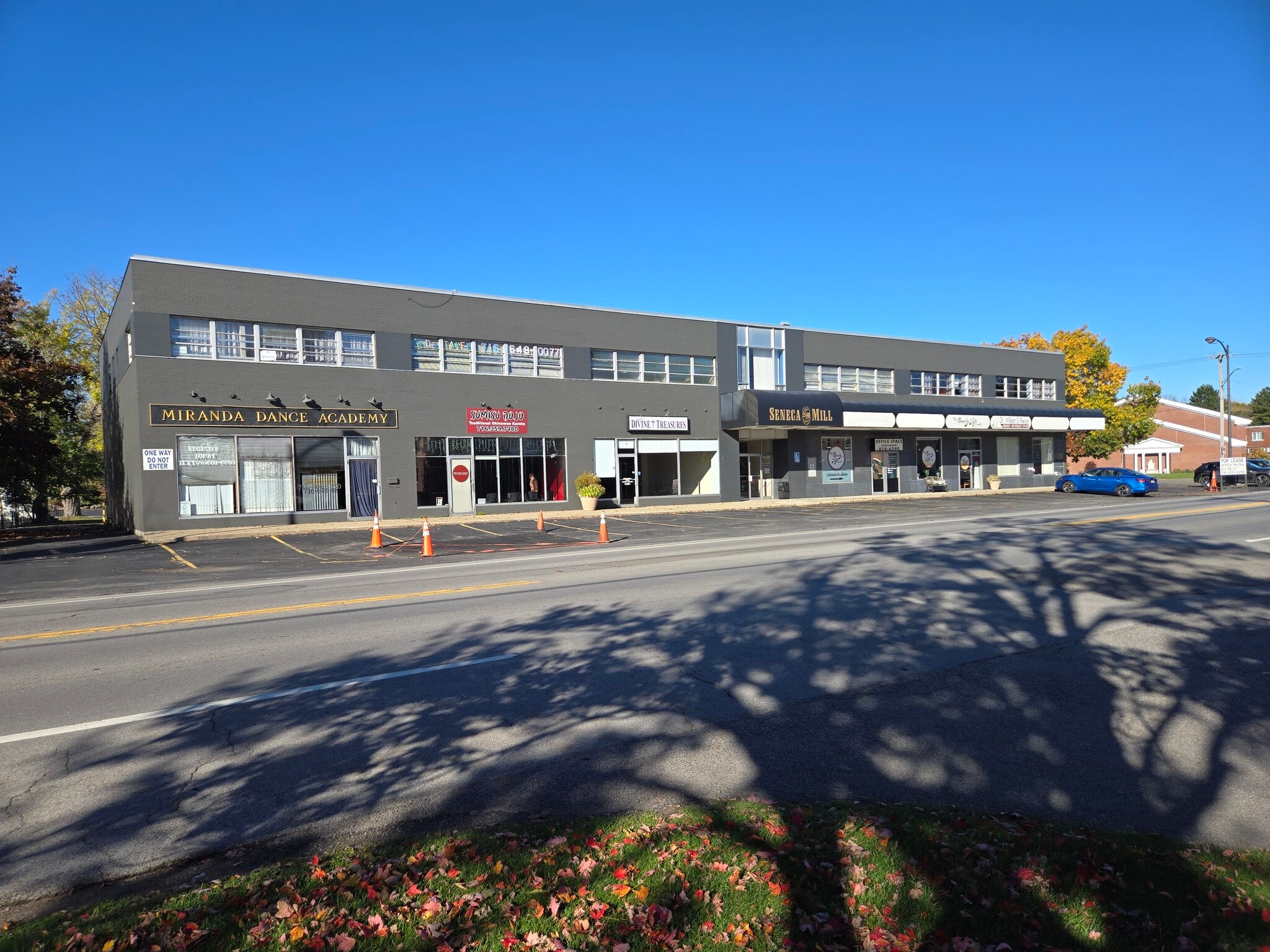 4184 Seneca St, West Seneca, NY à louer Photo principale– Image 1 sur 28