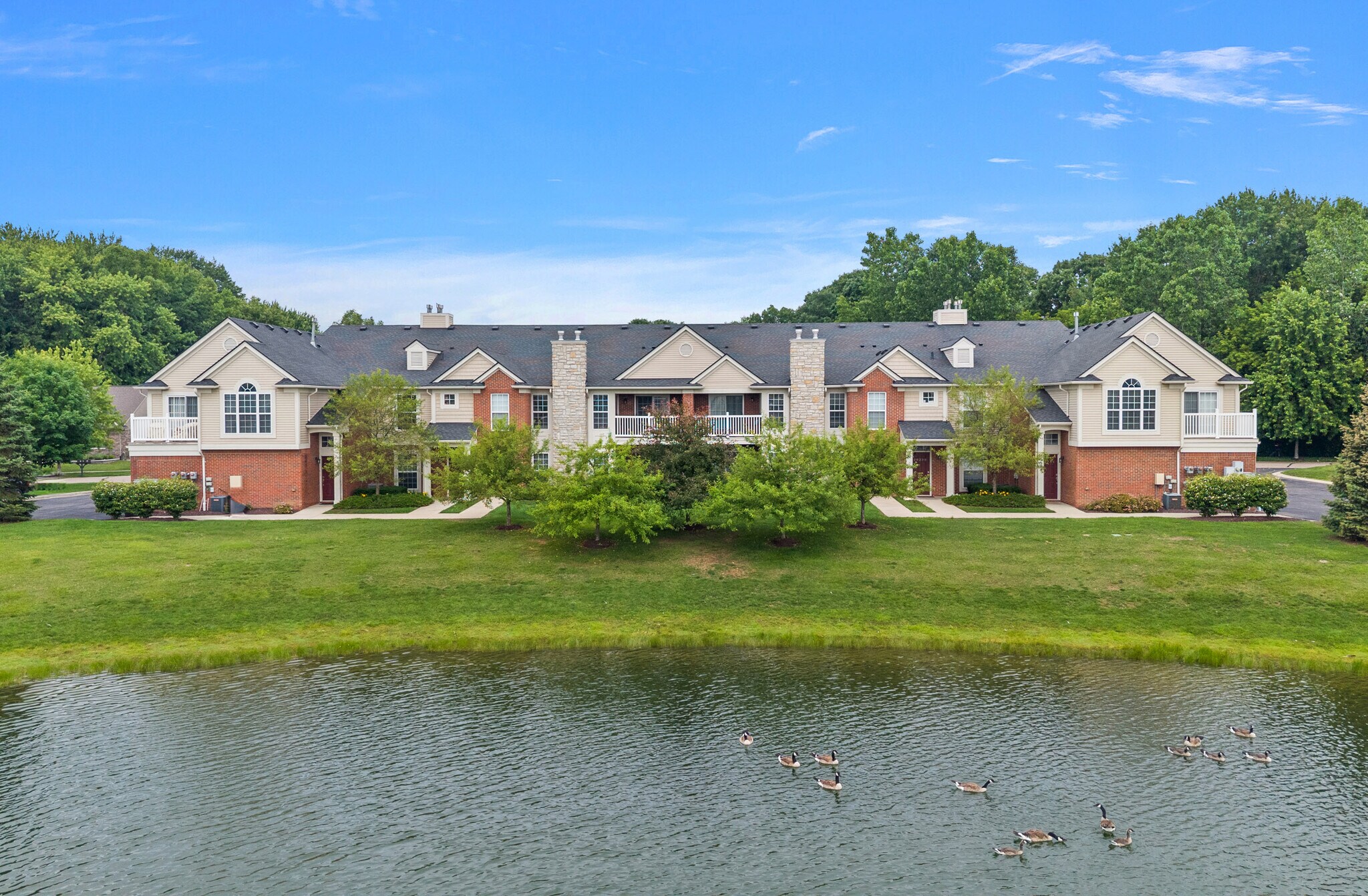 28214-28234 Oakmonte Cir W, New Hudson, MI à vendre Photo de l’immeuble– Image 1 sur 8
