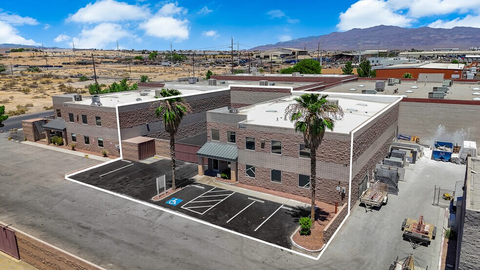 2860 N Commerce St, North Las Vegas, NV à louer - Photo de l’immeuble – Image 3 sur 5