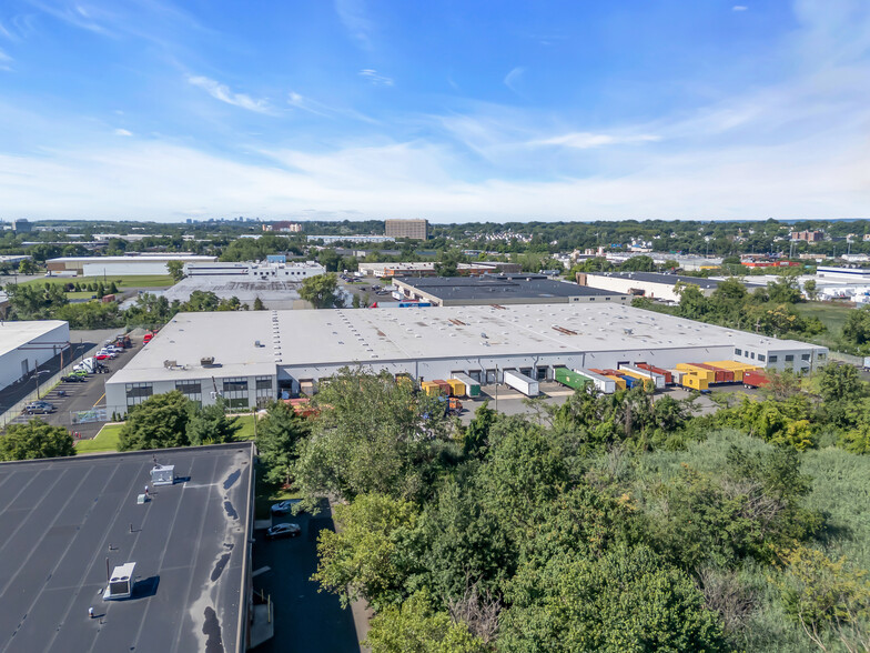 13 Manor Rd, East Rutherford, NJ à louer - Photo de l’immeuble – Image 3 sur 7