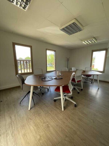 Bureau dans Mont-Saint-Aignan à louer - Photo de l’immeuble – Image 3 sur 9