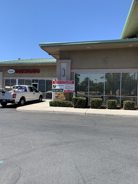 4851 Lone Tree Way, Antioch, CA à louer - Photo de l’immeuble – Image 2 sur 29