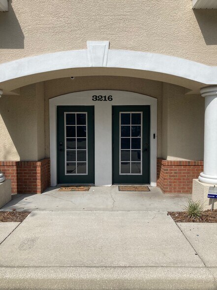 3216 Cove Bend Dr, Lutz, FL à louer - Photo de l’immeuble – Image 2 sur 14