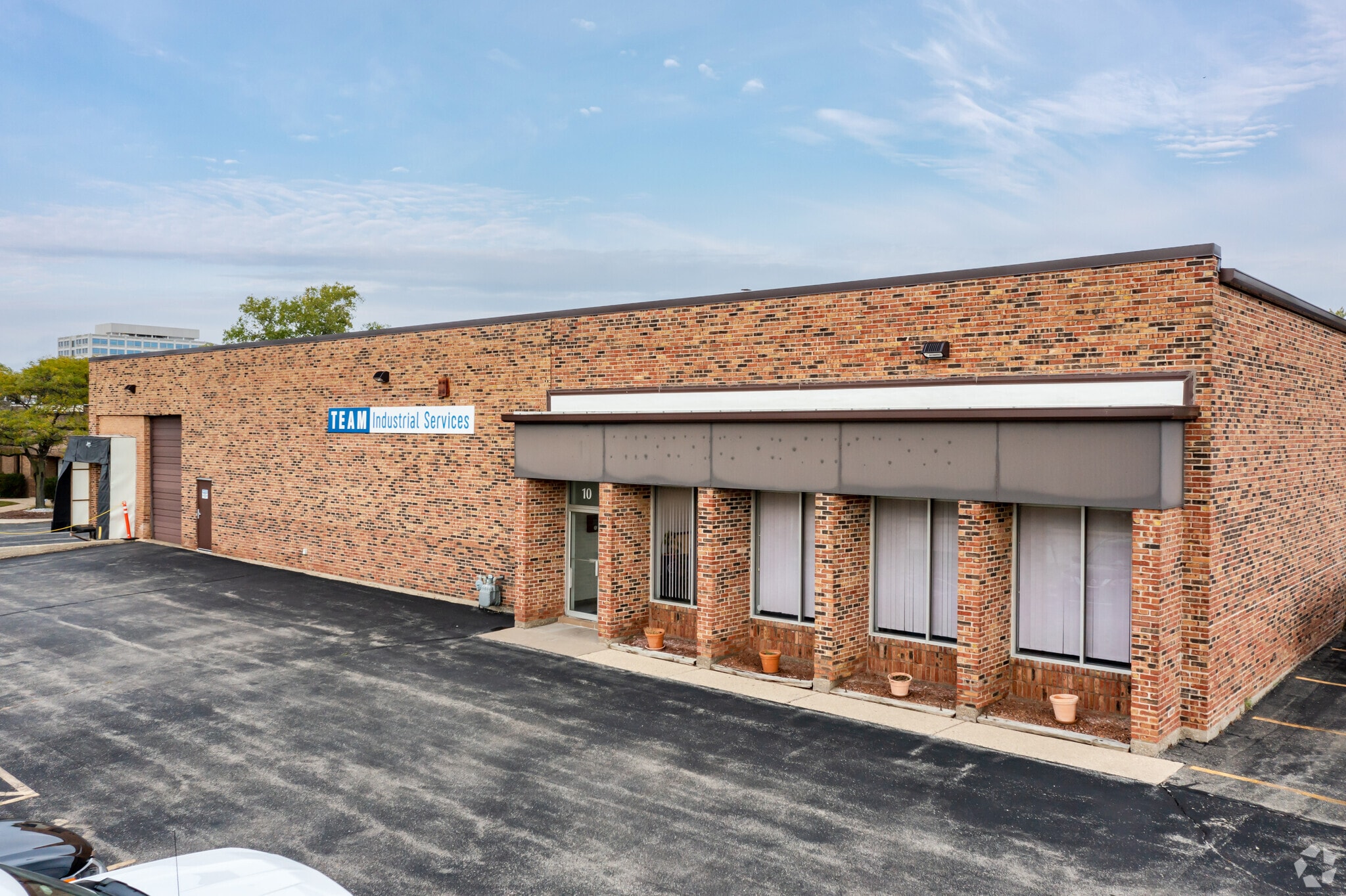 10 Eisenhower Ln N, Lombard, IL à louer Photo principale– Image 1 sur 7
