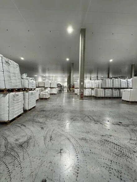 Industriel/Logistique dans Perpignan à louer - Photo de l’immeuble – Image 2 sur 3