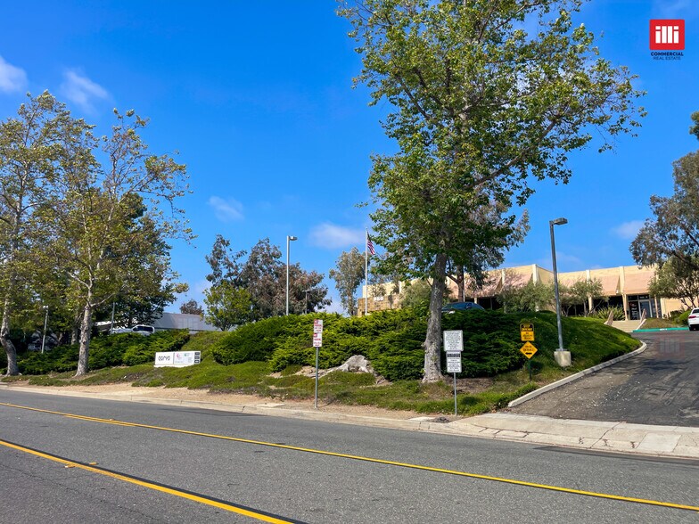 950 Lawrence Dr, Thousand Oaks, CA à louer - Photo de l’immeuble – Image 3 sur 11