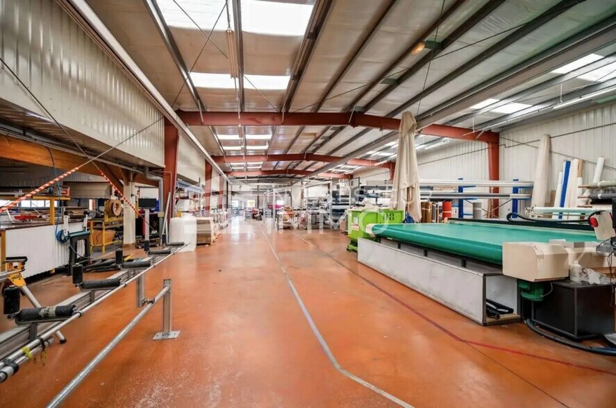 Industriel/Logistique dans Honfleur à vendre - Photo de l’immeuble – Image 2 sur 8