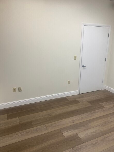 3023 Eastland Blvd, Clearwater, FL à louer - Photo de l’immeuble – Image 2 sur 14